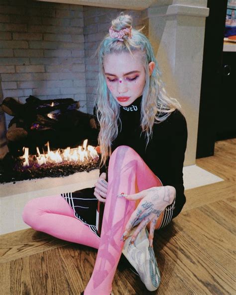Elon Musk Girlfriend Grimes Shares Her Topless Pic Made Alien Tattoo In