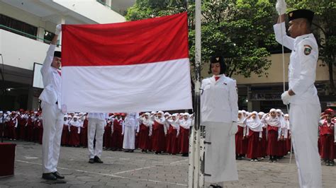 Tumbuhkan Nilai Nilai Karakter Siswa Lewat Upacara Bendera Pwm Jawa