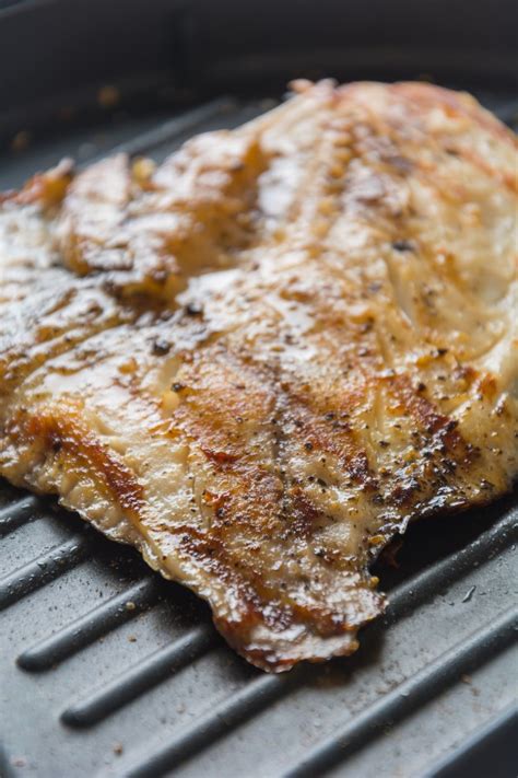 Usted puede cocinar un filete de bonito en una parrilla de gas regular. Cocinar el filete de pescado | Foto Gratis
