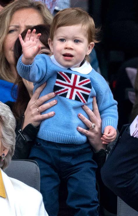princess eugenie s son august shows off royal wave at platinum jubilee