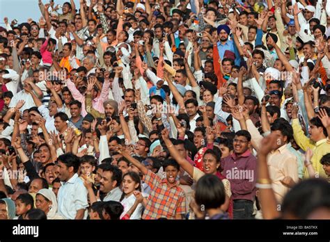 Indian Crowds Hi Res Stock Photography And Images Alamy