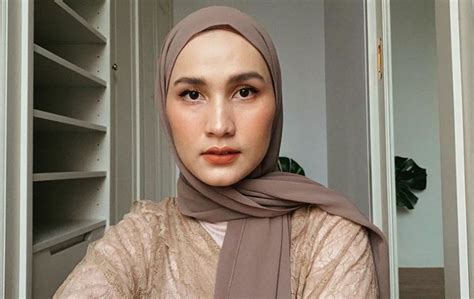 Inspirasi Makeup Tematik Ala Hijaber Dwi Handayani Yang Bisa Kamu Tiru