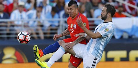 El árbitro señala falta, funes mori tira a eduardo vargas. Argentina vs Chile, Final de la Copa América 2016 ...