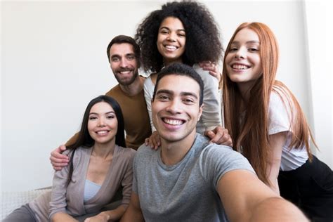 Groupe De Jeunes Heureux Prenant Un Selfie Photo Premium