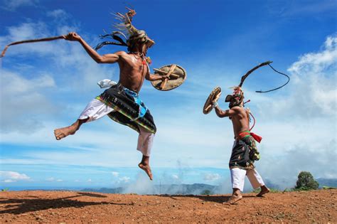 Tari Caci Ajang Pembuktian Keperkasaan Lelaki Manggarai