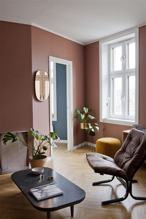 Varm atmosfære med lune farger som gir karakter til den lille leiligheten.