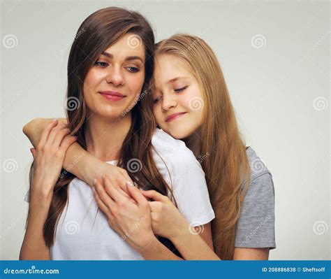 Retrato Facial De Una Joven Madre Con Una Hija Adolescente Mirando