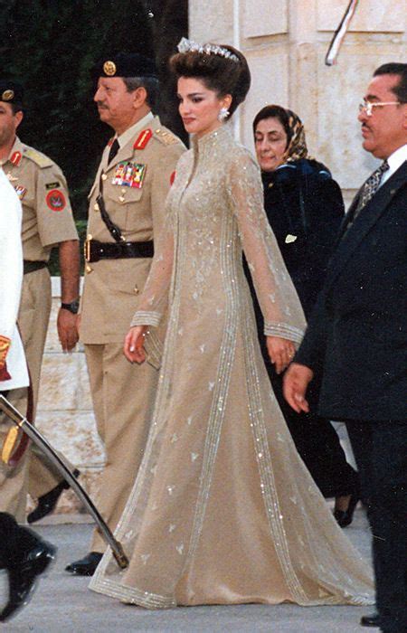 Queen Ranias Best Fashion Moments During Her 20 Year Reign Queen Fashion Fashion Stylish