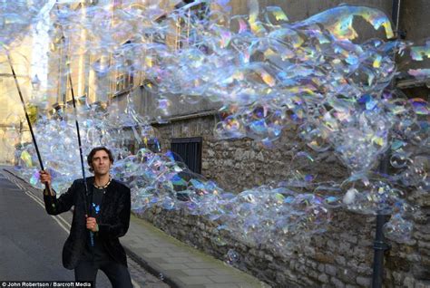The Bubbleman Is Set To Create The Worlds First Bubble Art Exhibition Tomorrow Big Bubbles