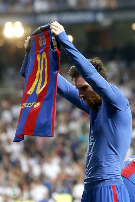 A messy finish, ya know. Messi muestra su camiseta al Bernabéu tras el 2-3