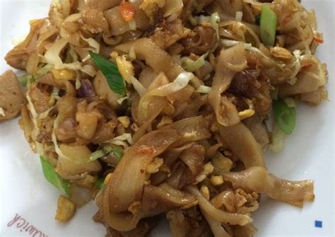 Kwetiau goreng is an indonesian style of stir fried flat rice noodle dish. Resep Kwetiau Goreng Pedas oleh Lili Mayang Sari - Cookpad