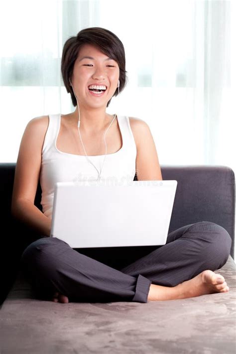 Junges Asiatisches Leitprogrammlachen Beim Online Plaudern Stockbild