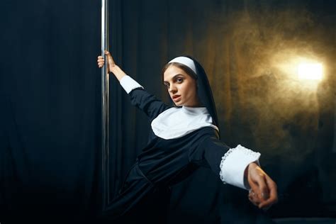 Сексуальная извращенная монахиня в рясе танцует на шесте как стриптизерша порочные желания