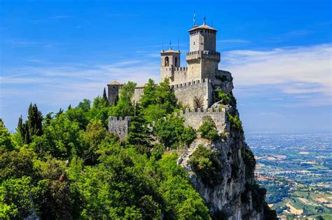 18 Spectacular Castles On A Cliff Historic European Castles