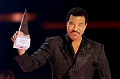 SINDO Hi-Lite - Lionel Richie Terima Icon Award di American Music ...