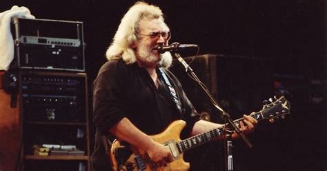 Jerry Garcia Triumphantly Returns To The Grateful Dead