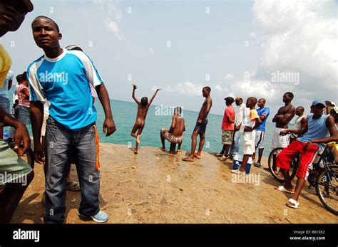 Gruppe Der Afrikanischen Jungen Männer Versammelt Auf Einem Pier
