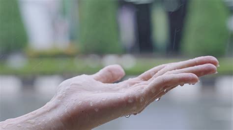 La Main En Gros Plan Attrape Les Gouttes De Pluie Sent La Pluie