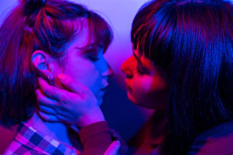 Lesbian Couple Kissing Each Other Lgbt Women Foton Och Fler Bilder På