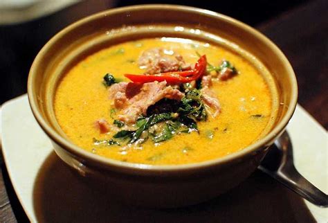Hang le dan olingan birma. Poulet au curry rouge «Kaeng phed kai», la recette facile