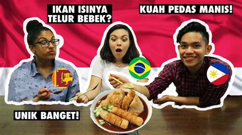 Trying Indonesian Fishcake 🤯 Foreign Students Try Indonesian Food