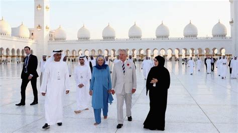 الأمير تشارلز يقدم نسخة الكترونية لصفحات أقدم مصحف في العالم إلى الإمارات Bbc News عربي