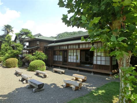 Rumah ini kebedaradaan jarang dijumpai karena rumah adat ini adalah rumah yang paling kuno. 5 Ciri Khas Desain Rumah Kayu Jepang Yang Unik
