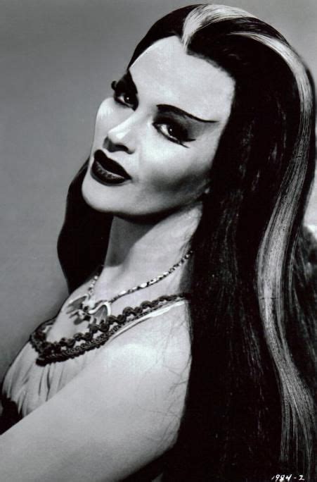 Yvonne Decarlo The Munsters Lily Munster Yvonne De Carlo