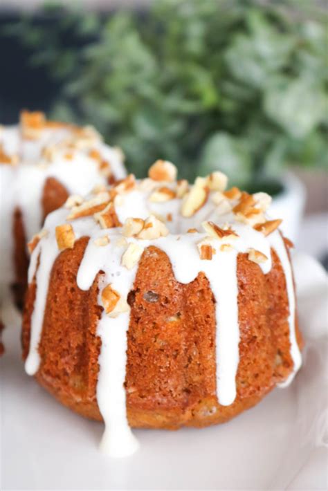 The famous mini bundt cake recipes we all know and love come in so many flavors and only one shape. Hummingbird Mini Bundt Cakes - Big Bear's Wife - A Southern Favorite
