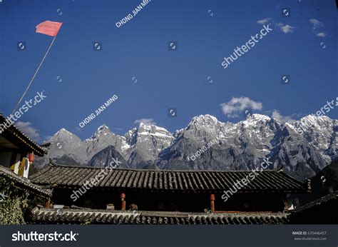 Mountain Ranges Tiger Leaping Gorge China Stock Photo 670446457