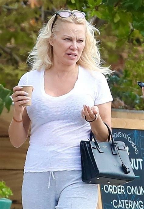 Letnia Pamela Anderson Bez Makija U Popija Kawk Na Ulicy Zdj Cia