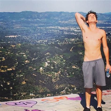 Charlie Puth Stretching Charlie Puth Hombres Pelirrojos Chicos Guapos