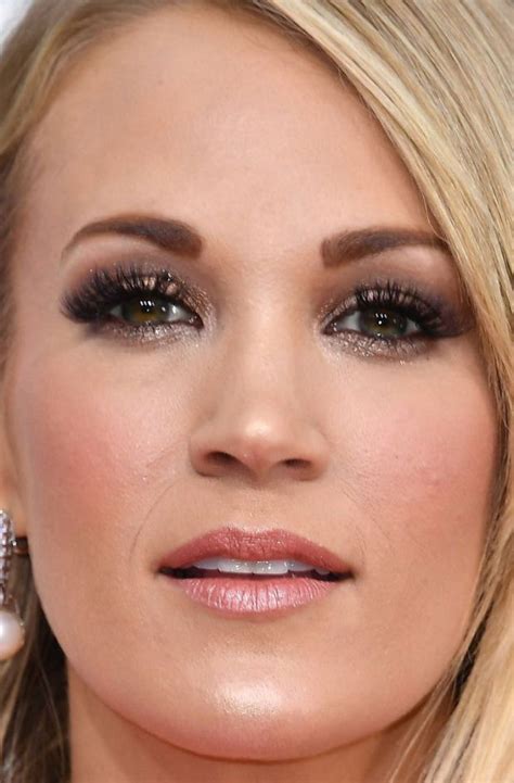 Close Up Of Carrie Underwood At The 2017 Golden Globe Awards Carrie Underwood Makeup Carrie