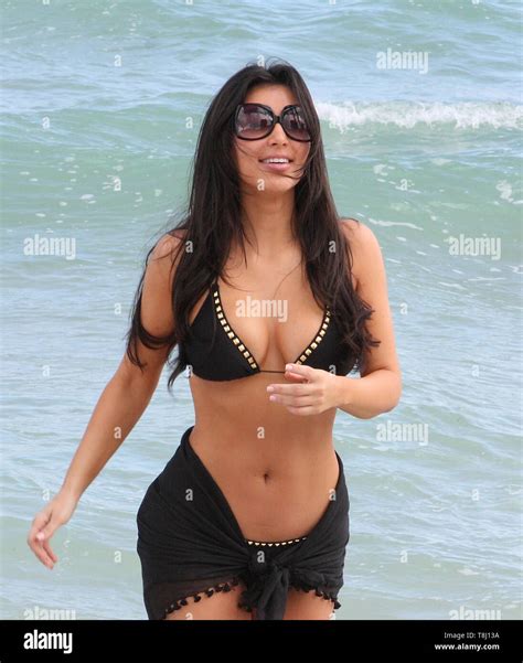 miami beach fl november 14 actress kim kardashian sister kourtney kardashian and friend