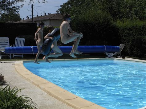Chez Besse Boys Skinny Dipping In The Pool Vergt Sebloggy