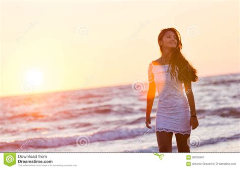 Mooie Jonge Tiener Met Een Witte Kleding Op Het Strand Bij Zonnen Stock
