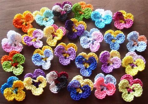 Eccovi allora una raccolta di vari schemi di fiori che potrete utilizzare per realizzare spille, bouquet; Fiori all'uncinetto: schemi e foto - Viole all'uncinetto ...