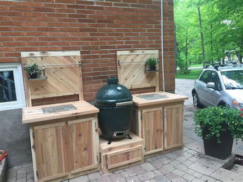 This big green egg table is constructed out of cedar wood, which holds up well over time in the outdoors. Pin by Big Green Egg Blog on Big Green Egg Tables | Big green egg table, Diy bbq, Small grill