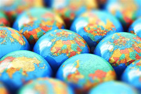 Piccoli Globi Della Terra Con Le Mappe Di Mondo Illustrazione Di Stock