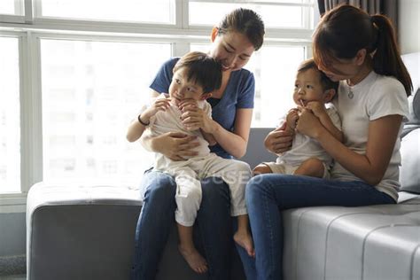 Libertas Madres Jóvenes Que Se Unen A Sus Hijos En La Sala De Estar