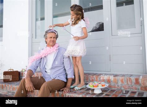 Hija De Angel Disfraz Poner Corona Sobre La Cabeza Padre Fotografía De