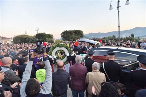 Folla Ai Funerali Del Carabiniere Reali Corrieredelmezzogiornoit