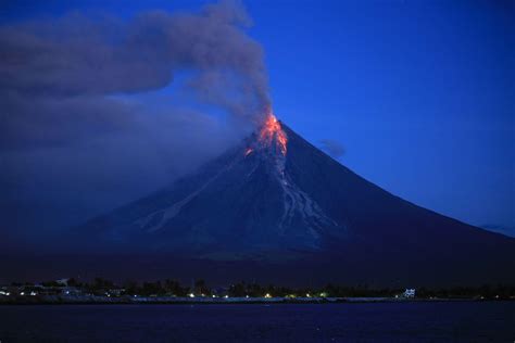 Capturing Mayon Volcano Eruption In Photo