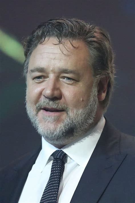 Russell Crowe Holds A ‘divorce Auction ‘gladiator Stuff Included