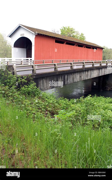 Currin Covered Bridge Over The Row River A Howe Truss Constructed