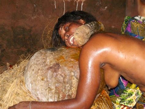 Lesbische Praxis Im Afrikanischen Tribe Fotos Von Frauen