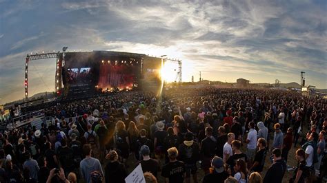 The rock am ring (german for rock at the ring) and rock im park (rock in the park) festivals are two simultaneous rock music festivals held annually. Rock am Ring 2016: Die ersten Headliner stehen fest