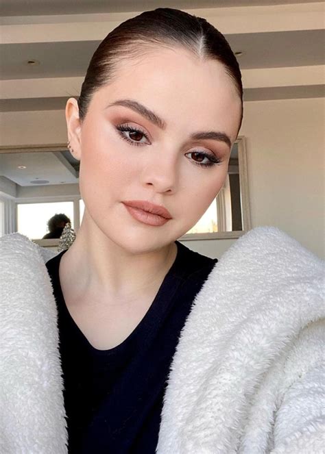 Selena Gomez Tried Meredith Duxburys Infamous Foundation Technique Beautycrew