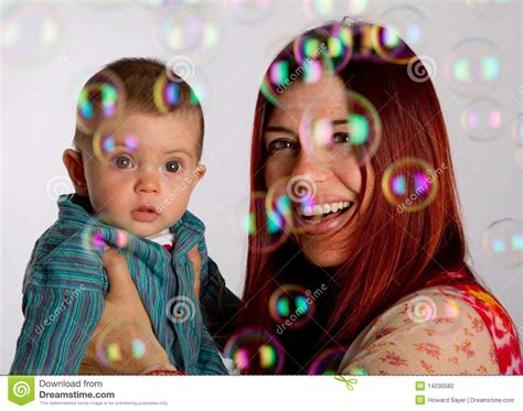 Madre E Hijo Que Miran Burbujas Foto De Archivo Imagen De Madre