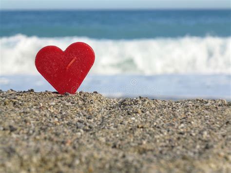 Dois Corações Vermelhos Na Praia Amor Foto De Stock Imagem De